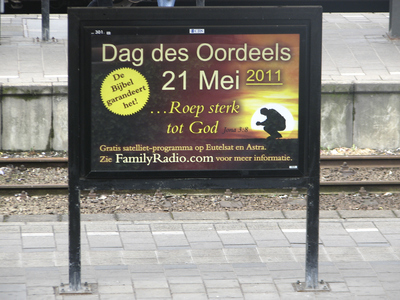 908075 Afbeelding van het billboard met o.a. de tekst 'Dag des Oordeels 21 Mei 2011', op een perron op het Centraal ...